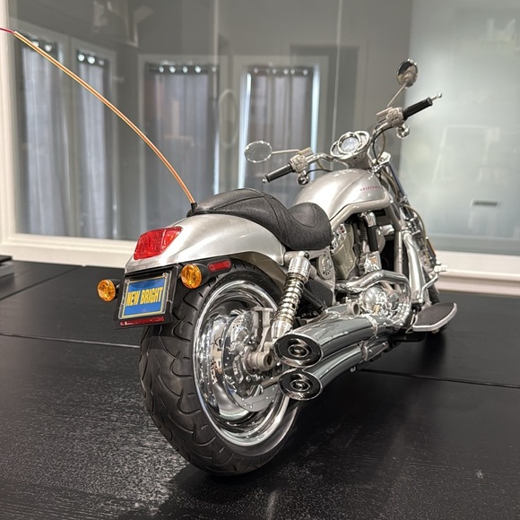 Vintage Harley-Davidson Remote Control V-Rod Motorcycle - Picture 8 of 14